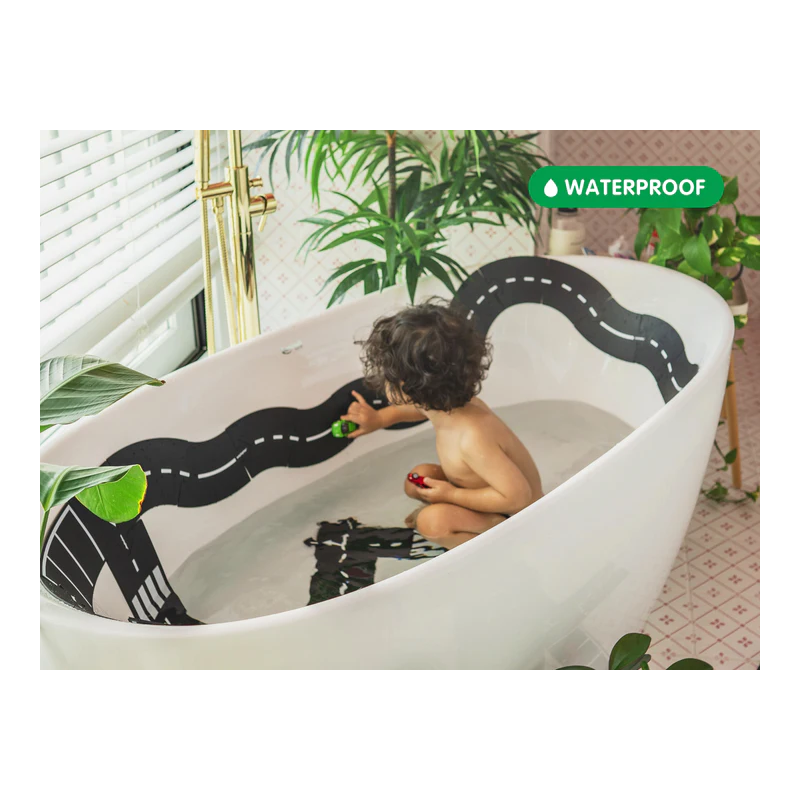 La pista flessibile Highway di Waytoplay può essere attaccata anche sul bordo della vasca La pista flessibile Highway di Waytoplay può essere attaccata anche sul bordo della vasca