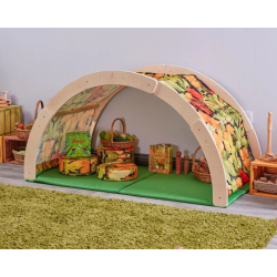 Crea un incantevole angolo lettura al chiuso dove i bambini piccoli possano sentirsi al sicuro e protetti