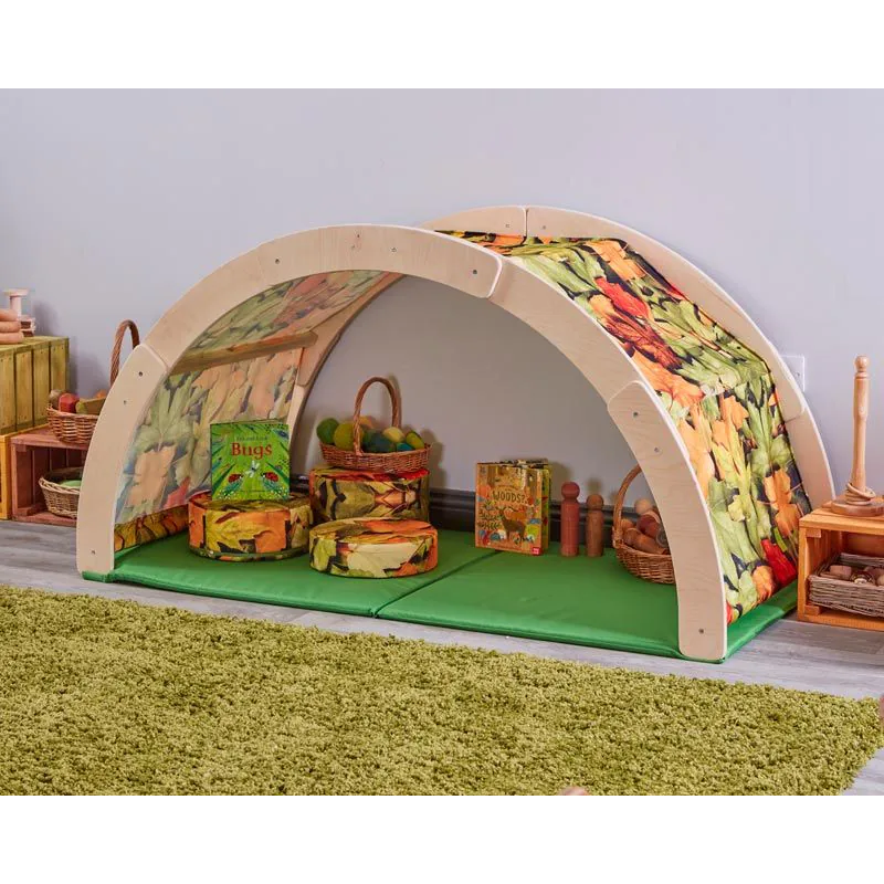 Crea un incantevole angolo lettura al chiuso dove i bambini piccoli possano sentirsi al sicuro e protetti