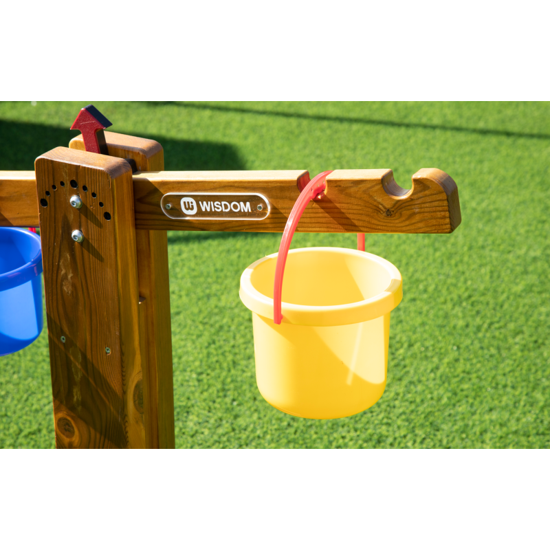 I contenitori per sabbia o acqua del set della Bilancia in legno per bambini per il gioco con la sabbia di Wisdom