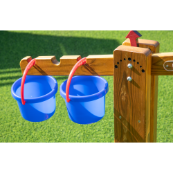 I bambini si divertiranno a pesare acqua o sabbia con questa Bilancia in legno per bambini per il gioco con la sabbia di Wisdom