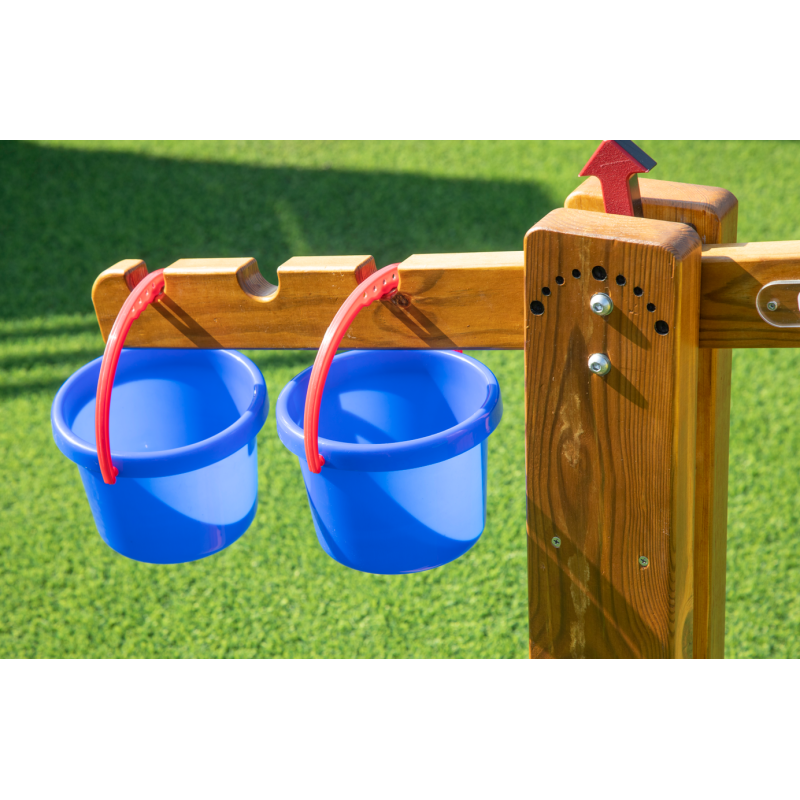 I bambini si divertiranno a pesare acqua o sabbia con questa Bilancia in legno per bambini per il gioco con la sabbia di Wisdom