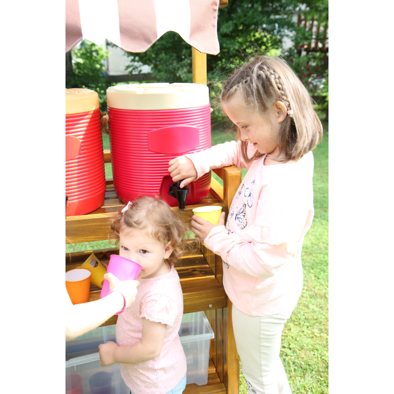 Un modo divertente per sistemare da bere in giardino per i bambini