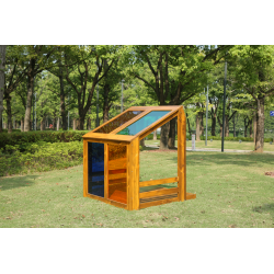La Casetta Arcobaleno in Legno da Esterno per Bambini di Wisdom è in legno robusto arricchita da pannelli colorati trasparenti