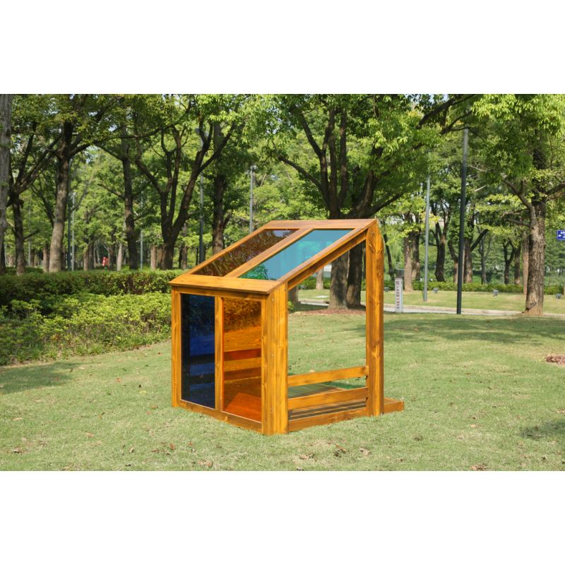 La Casetta Arcobaleno in Legno da Esterno per Bambini di Wisdom è in legno robusto arricchita da pannelli colorati trasparenti