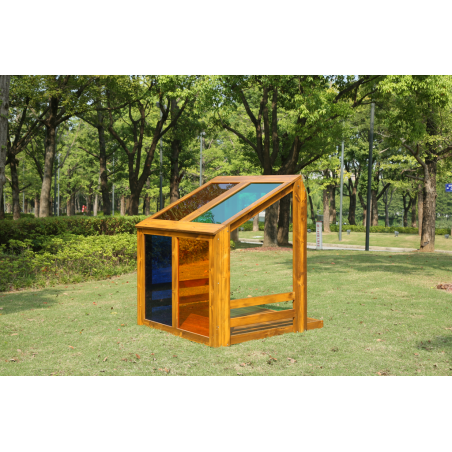 La Casetta Arcobaleno in Legno da Esterno per Bambini di Wisdom è in legno robusto arricchita da pannelli colorati trasparenti