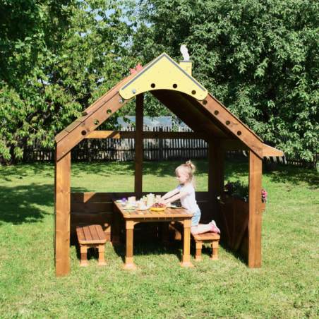 La Casetta in Legno da Gioco da Esterno per Bambini di Wisdom stimola il gioco simbolico