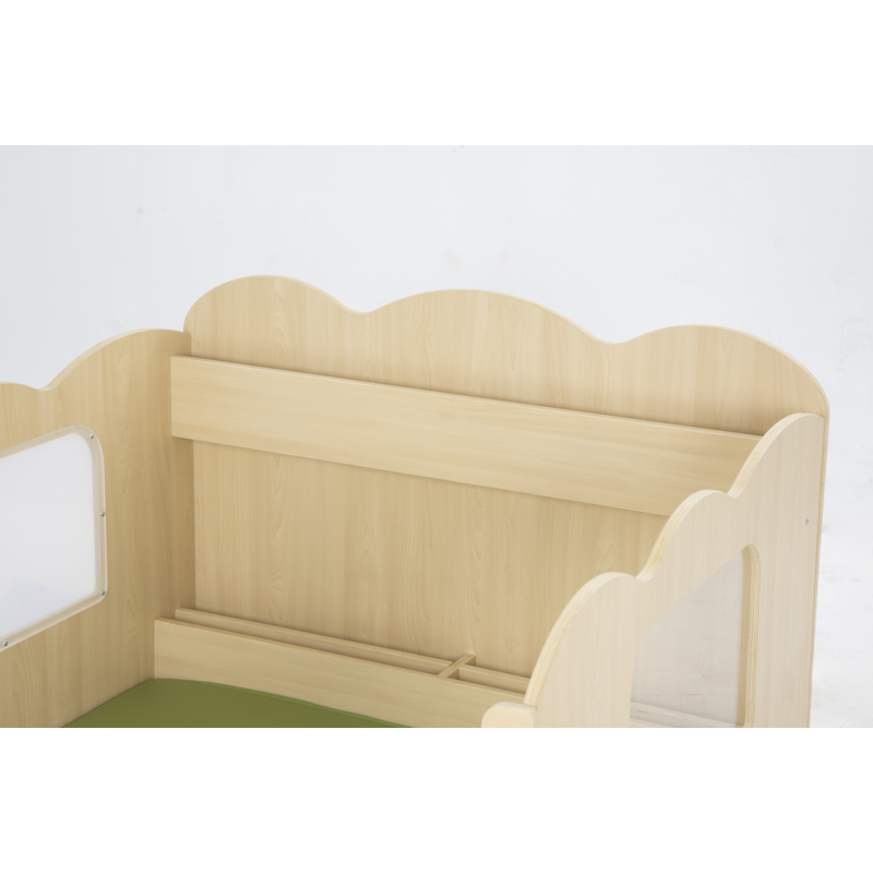 Il dettaglio della libreria in legno nell'Angolo Lettura in Legno con Libreria per Bambini di Wisdom