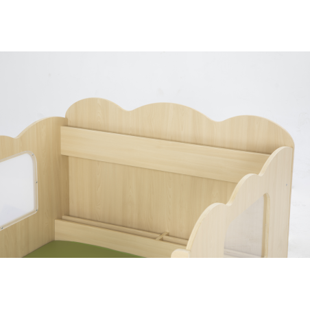 Il dettaglio della libreria in legno nell'Angolo Lettura in Legno con Libreria per Bambini di Wisdom