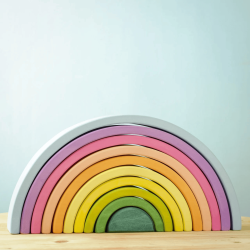 Il puzzle in legno di un grande arcobaleno con colori pastello