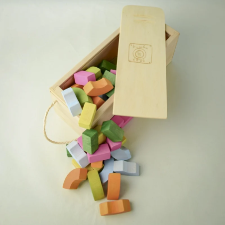 Dettaglio della scatola con i blocchi BumbuToys Alphabet Blocks