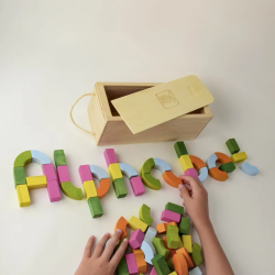 Esempio della composizione delle parole con i blocchi BumbuToys Alphabet Blocks