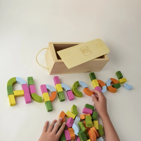 Esempio della composizione delle parole con i blocchi BumbuToys Alphabet Blocks