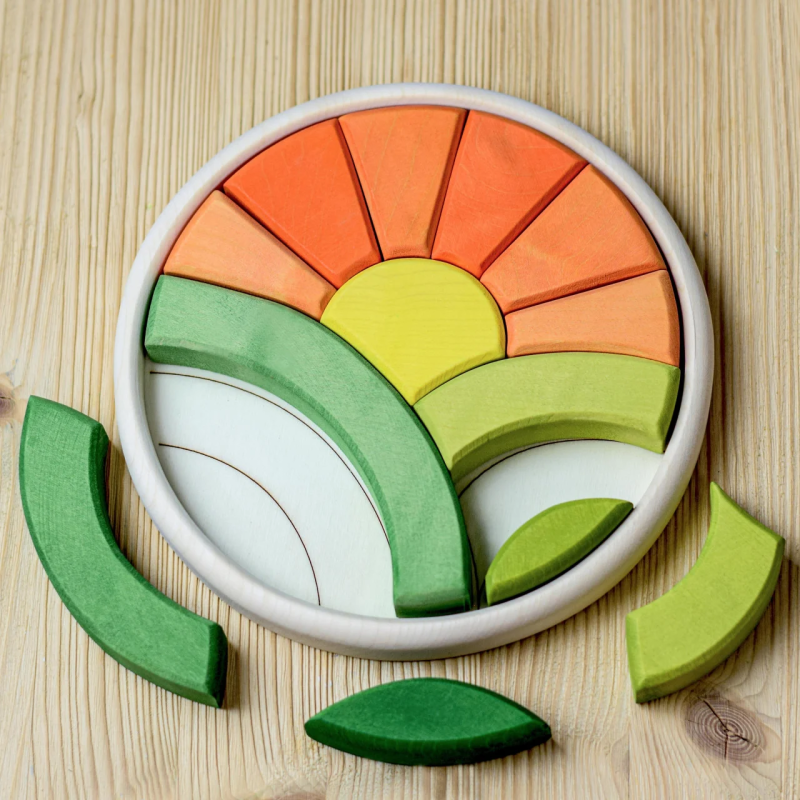 Un giallo sole dietro le colline verdi per il puzzle rotondo della BumbuToys Un giallo sole dietro le colline verdi per il puzzle rotondo della BumbuToys