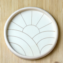 La base predisegnata per aiutare il bambino a sistemare bene i pezzi del puzzle rotondo della BumbuToys La base predisegnata per aiutare il bambino a sistemare bene i pezzi del puzzle rotondo della BumbuToys