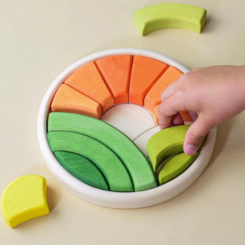 I pezzi del puzzle rotondo della BumbuToys sono perfetti per le piccole mani dei bambini I pezzi del puzzle rotondo della BumbuToys sono perfetti per le piccole mani dei bambini