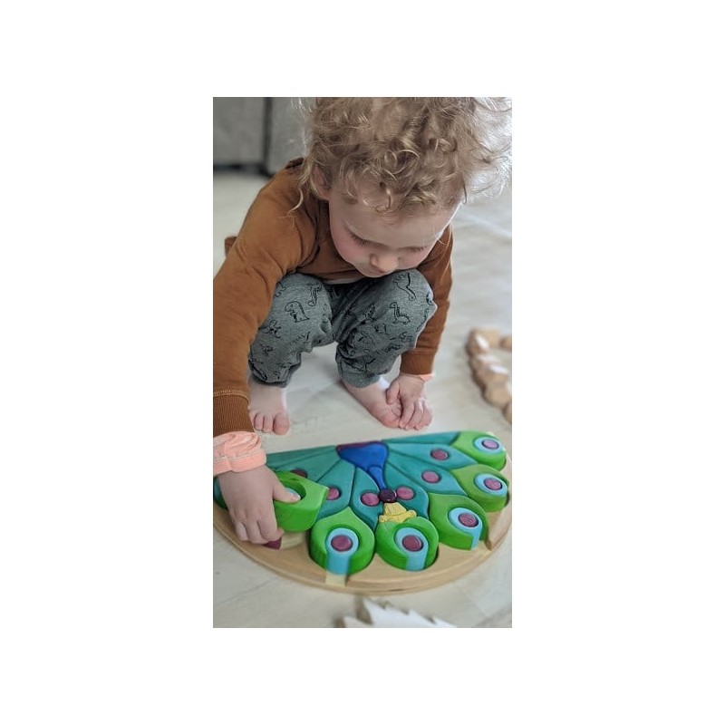 Il puzzle in legno della BumbuToys del pavone è perfetto per poter essere maneggiato dalle piccole mani dei bambini Il puzzle in legno della BumbuToys del pavone è perfetto per poter essere maneggiato dalle piccole mani dei bambini