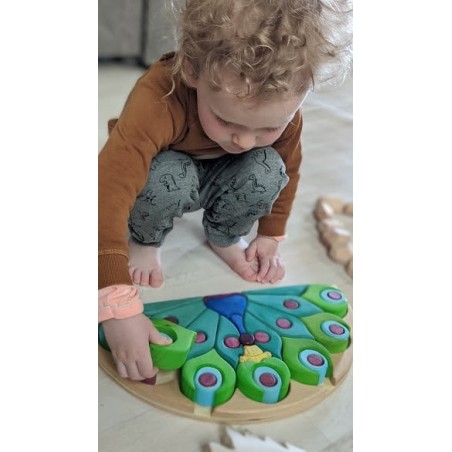 Il puzzle in legno della BumbuToys del pavone è perfetto per poter essere maneggiato dalle piccole mani dei bambini Il puzzle in legno della BumbuToys del pavone è perfetto per poter essere maneggiato dalle piccole mani dei bambini