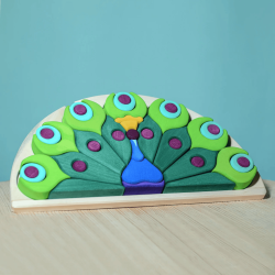 Il puzzle in legno della BumbuToys raffigurante un coloratissimo e dettagliato pavone