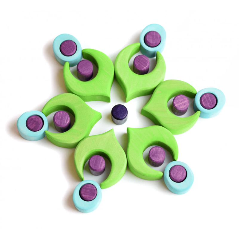 I pezzi del puzzle in legno della BumbuToys possono diventare anche una bellissima forma geometrica colorata I pezzi del puzzle in legno della BumbuToys possono diventare anche una bellissima forma geometrica colorata