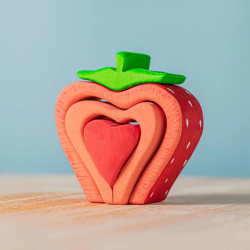 Un puzzle in legno della BumbuToys raffigurante una fragola con un cuore al centro