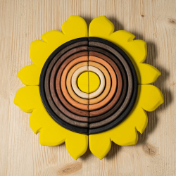 Mettendo vicino due puzzle in legno della BumbuToys potrai creare un girasole intero Mettendo vicino due puzzle in legno della BumbuToys potrai creare un girasole intero