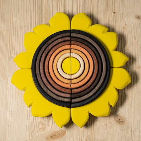 Mettendo vicino due puzzle in legno della BumbuToys potrai creare un girasole intero Mettendo vicino due puzzle in legno della BumbuToys potrai creare un girasole intero