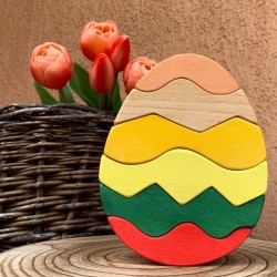 Tanti pezzi colorati diversi da abbinare tra loro per creare un uovo di Pasqua Tanti pezzi colorati diversi da abbinare tra loro per creare un uovo di Pasqua