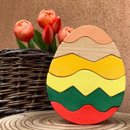 Tanti pezzi colorati diversi da abbinare tra loro per creare un uovo di Pasqua Tanti pezzi colorati diversi da abbinare tra loro per creare un uovo di Pasqua