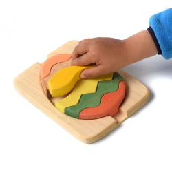 Una base in legno per il puzzle della BumbuToys per rendere l'incastro più semplice per le piccole mani dei bambini Una base in legno per il puzzle della BumbuToys per rendere l'incastro più semplice per le piccole mani dei bambini