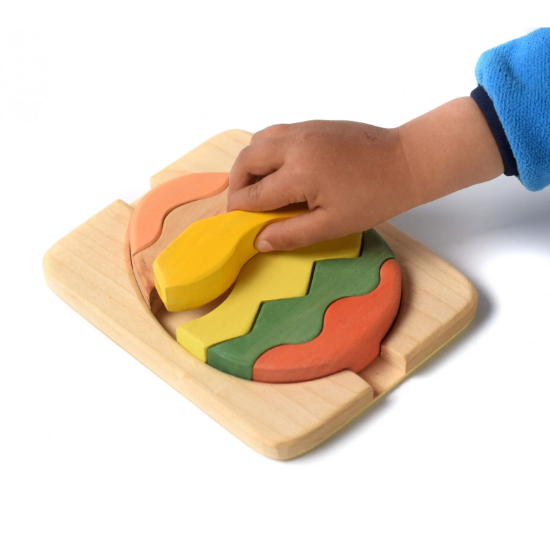 Una base in legno per il puzzle della BumbuToys per rendere l'incastro più semplice per le piccole mani dei bambini Una base in legno per il puzzle della BumbuToys per rendere l'incastro più semplice per le piccole mani dei bambini
