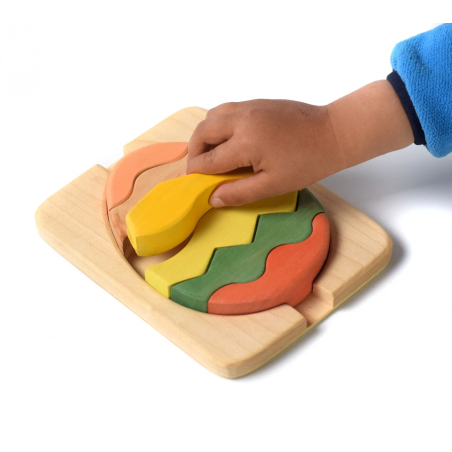Una base in legno per il puzzle della BumbuToys per rendere l'incastro più semplice per le piccole mani dei bambini Una base in legno per il puzzle della BumbuToys per rendere l'incastro più semplice per le piccole mani dei bambini