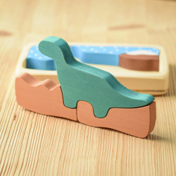 Il puzzle della BumbuToys può essere costruito sia poggiandolo sulla base di legno in dotazione che su una superficie piana Il puzzle della BumbuToys può essere costruito sia poggiandolo sulla base di legno in dotazione che su una superficie piana