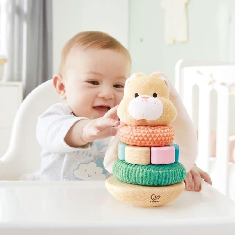 Il Coniglietto impilabile della Hape è morbido, sicuro e resistente, adatto per i bambini dai 10 mesi in su Il Coniglietto impilabile della Hape è morbido, sicuro e resistente, adatto per i bambini dai 10 mesi in su