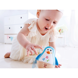 Il pinguino della Hape ruota e gira emettendo dolci suoni per rilassare il bambino Il pinguino della Hape ruota e gira emettendo dolci suoni per rilassare il bambino