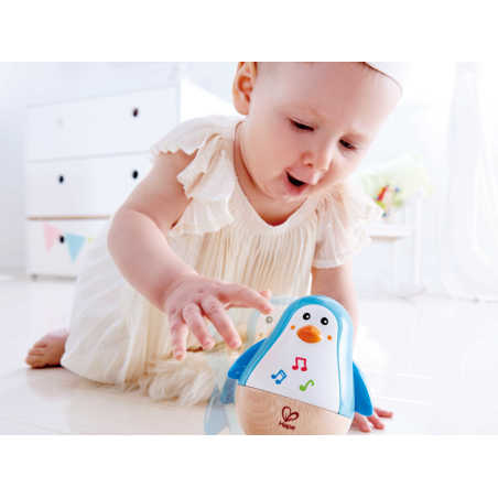 Il pinguino della Hape ruota e gira emettendo dolci suoni per rilassare il bambino Il pinguino della Hape ruota e gira emettendo dolci suoni per rilassare il bambino