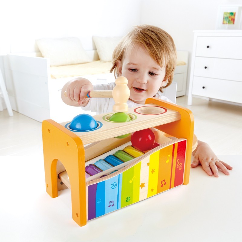 Il bambino dovrà liberare le palline colpendole con il martelletto Il bambino dovrà liberare le palline colpendole con il martelletto
