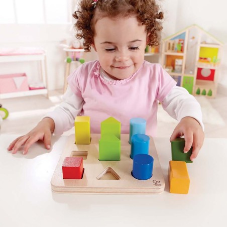 Il bambino si divertirà ad abbinare in modo diverso le forme sulla base in legno del marchio Hape Il bambino si divertirà ad abbinare in modo diverso le forme sulla base in legno del marchio Hape