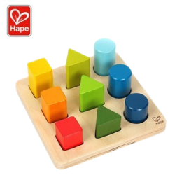 9 blocchetti in legno colorati di Hape da abbinare nelle varie forme su una base di legno 9 blocchetti in legno colorati di Hape da abbinare nelle varie forme su una base di legno