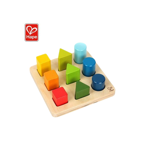 9 blocchetti in legno colorati di Hape da abbinare nelle varie forme su una base di legno 9 blocchetti in legno colorati di Hape da abbinare nelle varie forme su una base di legno
