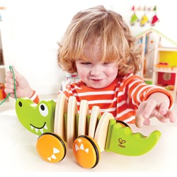 Sicuro e resistente il coccodrillo da tirare della Hape per bambini dai 12 mesi in su Sicuro e resistente il coccodrillo da tirare della Hape per bambini dai 12 mesi in su