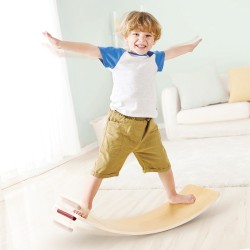 Il Cavallo a dondolo di Hape si trasforma in balance board sicuro e resistente Il Cavallo a dondolo di Hape si trasforma in balance board sicuro e resistente