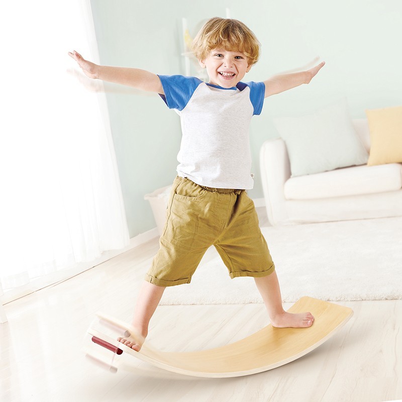 Il Cavallo a dondolo di Hape si trasforma in balance board sicuro e resistente Il Cavallo a dondolo di Hape si trasforma in balance board sicuro e resistente