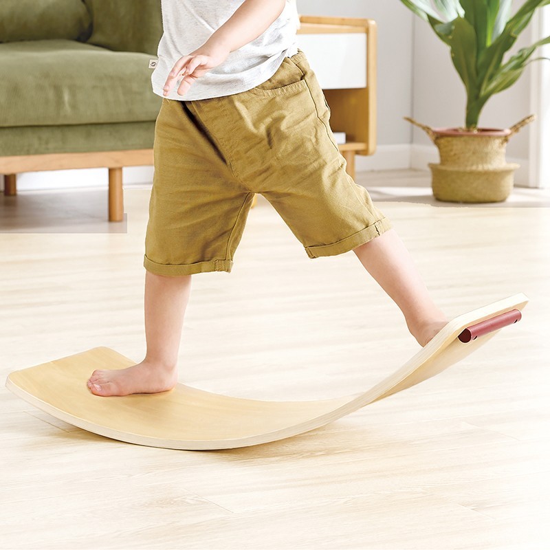 La balance board è una tavola di equilibrio in cui si trasforma il cavallo a dondolo della Hape La balance board è una tavola di equilibrio in cui si trasforma il cavallo a dondolo della Hape