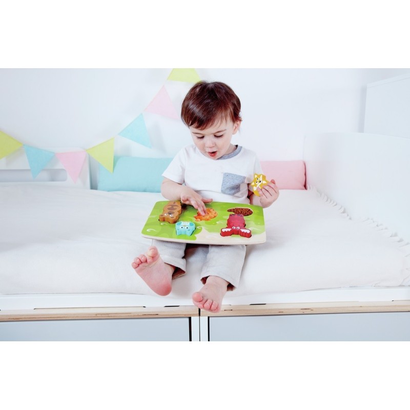 Il bambino svilupperà le capacità tattili e sensoriali con il puzzle di Hape Il bambino svilupperà le capacità tattili e sensoriali con il puzzle di Hape