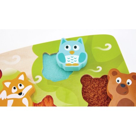 Un dettaglio del materiale del gufetto nel puzzle tattile degli animali della foresta di Hape Un dettaglio del materiale del gufetto nel puzzle tattile degli animali della foresta di Hape