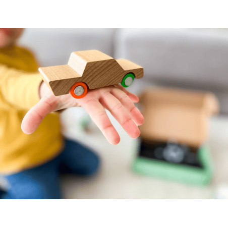 Nel set Highway di Waytolplay da 24 pezzi è già inclusa una macchinina Nel set Highway di Waytolplay da 24 pezzi è già inclusa una macchinina
