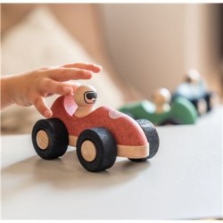 Il tuo bambino si divertirà ad inventare tante gare di velocità con la macchinina in sughero rossa di Korko Il tuo bambino si divertirà ad inventare tante gare di velocità con la macchinina in sughero rossa di Korko