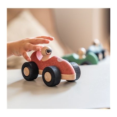 Il tuo bambino si divertirà ad inventare tante gare di velocità con la macchinina in sughero rossa di Korko Il tuo bambino si divertirà ad inventare tante gare di velocità con la macchinina in sughero rossa di Korko