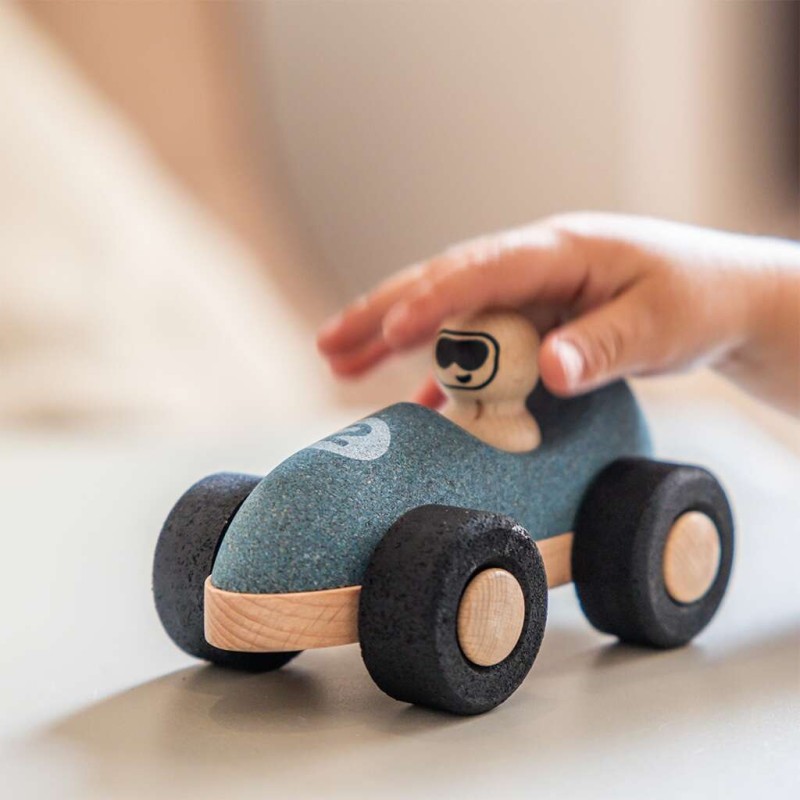 Il tuo bambino si divertirà ad inventare tante gare di velocità con la macchinina in sughero blu di Korko Il tuo bambino si divertirà ad inventare tante gare di velocità con la macchinina in sughero blu di Korko